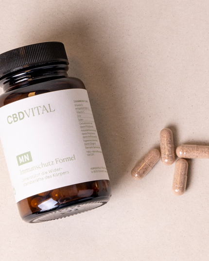 Täglich 2 Kapseln mit viel Flüssigkeit zu den Mahlzeiten einnehmen Täglich 2 Kapseln mit viel Flüssigkeit zu den Mahlzeiten einnehmen